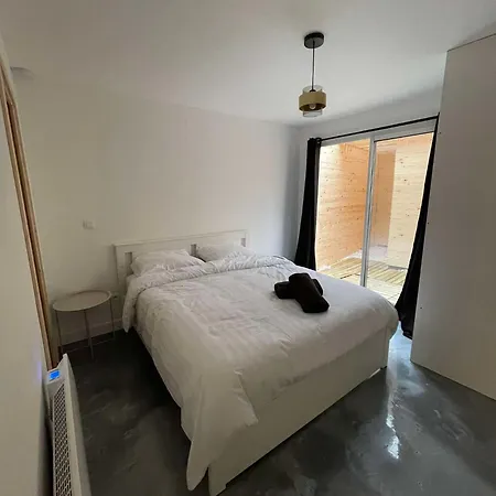 16 Dore 1 Apartment